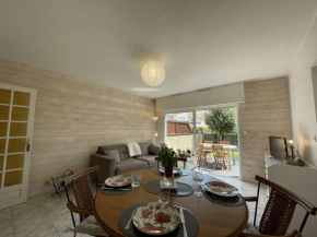 Appartement 3 pièces avec piscine, proche commerces et transports, La Rochelle - FR-1-246-690